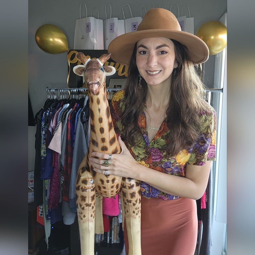 @stylishgiraffe is live! $5-$10 Silent Moving Sale ✨️Accepting Closet Offers✨️